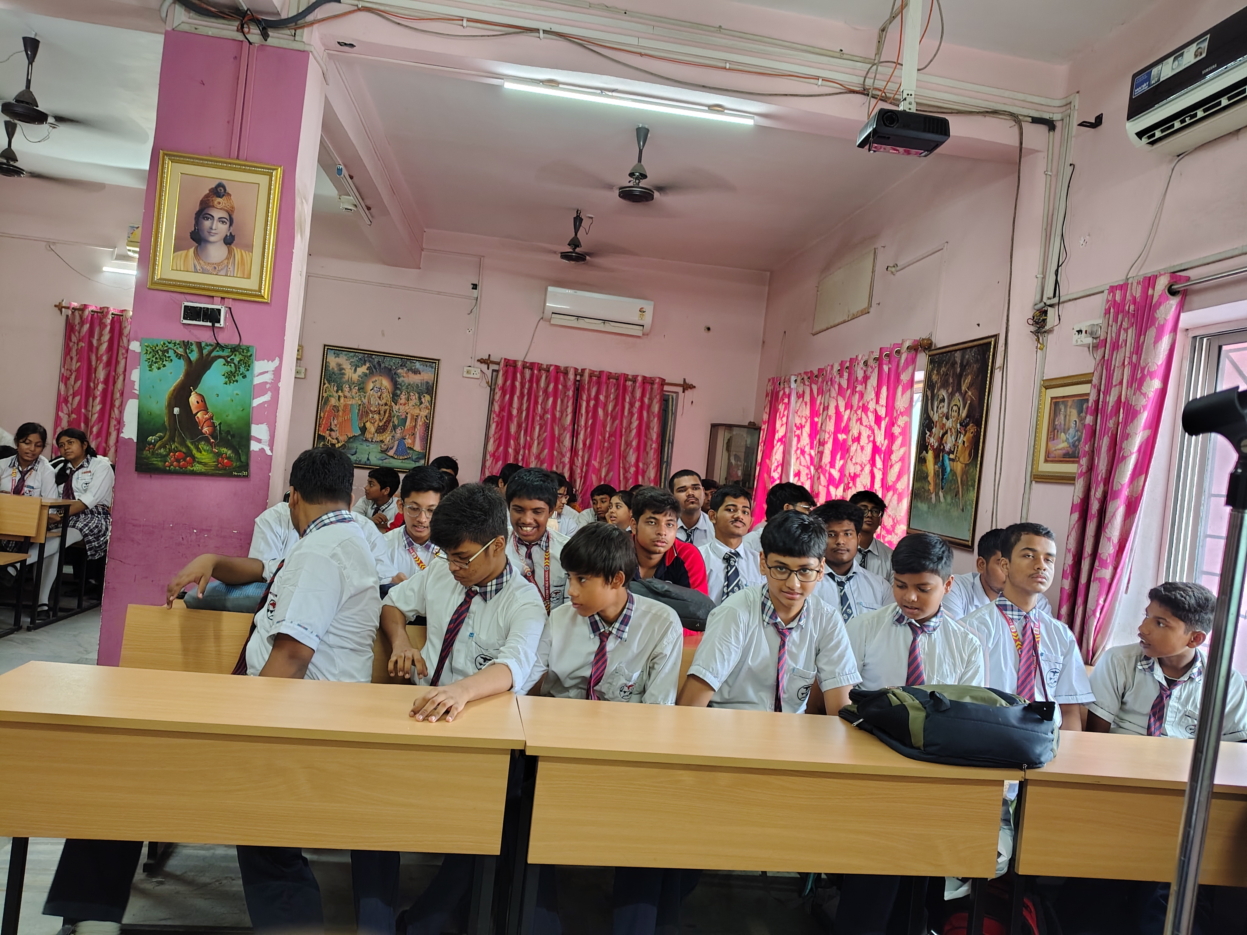 Students and staff together as the MAVI Foundation workshop closes at Kalyani Public School, Barasat, 2026 (photo 15 of 16)
